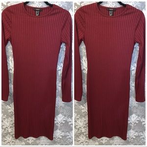 Vestido color vinono hasta la rodilla